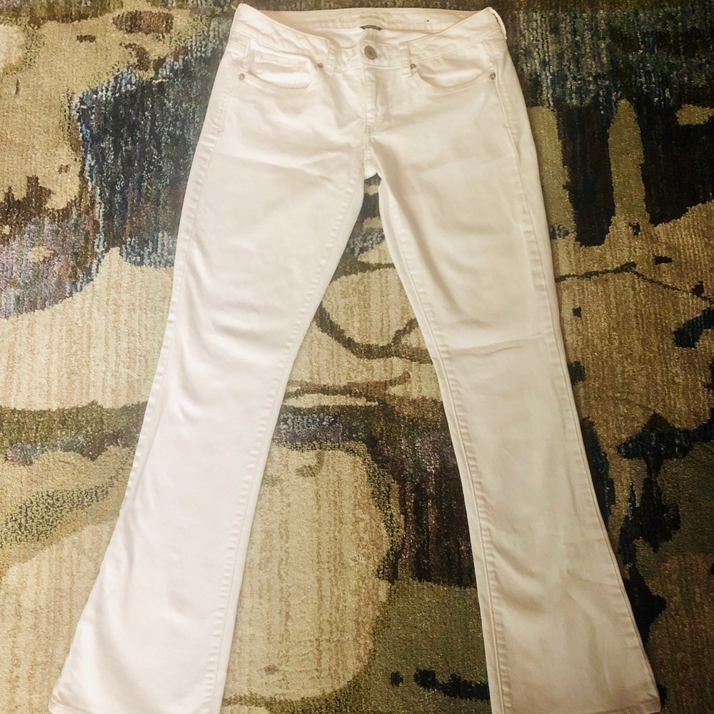American Eagle White Flare Jeans❣️